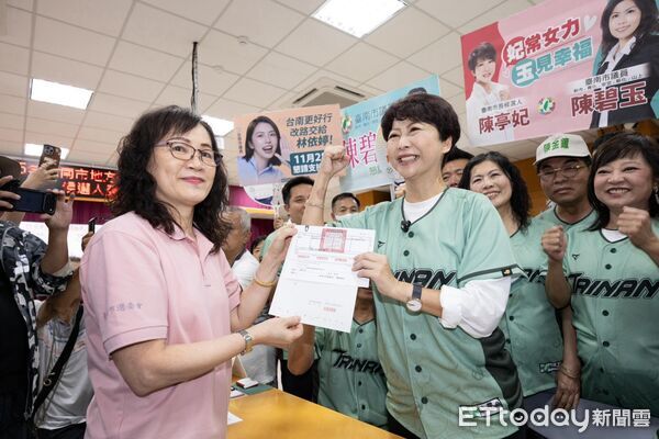▲民進黨台南市長候選人陳亭妃率市議員候選人團隊，前往台南市選舉委員會完成參選登記。（記者林東良翻攝，下同）