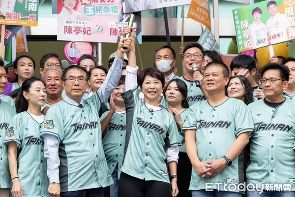 ▲民進黨台南市長候選人陳亭妃率市議員候選人團隊，前往台南市選舉委員會完成參選登記。（記者林東良翻攝，下同）
