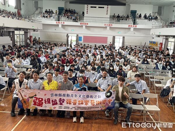 ▲視障歌手吳博強到土庫商工分享生命故事並吉他彈唱，鼓勵學生勇敢面對人生挑戰，現場氣氛溫暖。（圖／記者游瓊華翻攝）