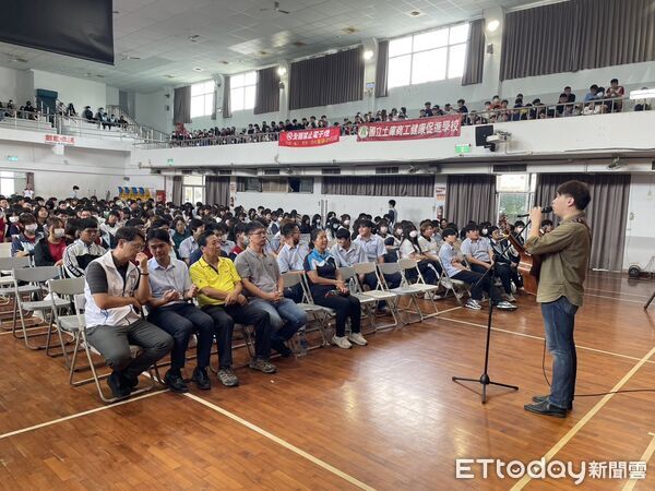 ▲視障歌手吳博強到土庫商工分享生命故事並吉他彈唱，鼓勵學生勇敢面對人生挑戰，現場氣氛溫暖。（圖／記者游瓊華翻攝）