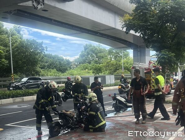 ▲▼印尼籍移工騎微型電動車突然冒煙，將車丟在捷運站出口前隨後起火。（圖／記者陸運陞攝）