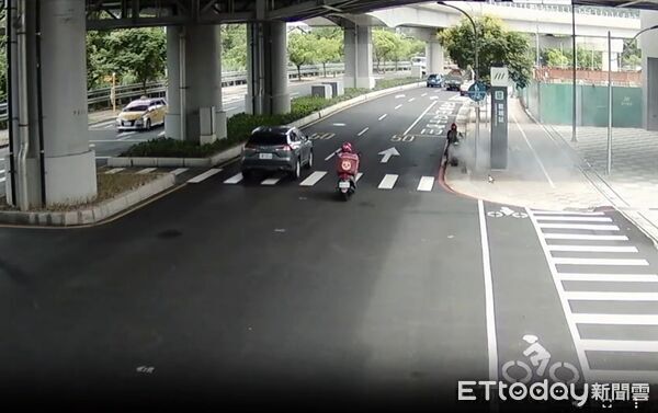 ▲▼印尼籍移工騎微型電動車突然冒煙，將車丟在捷運站出口前隨後起火。（圖／記者陸運陞翻攝）