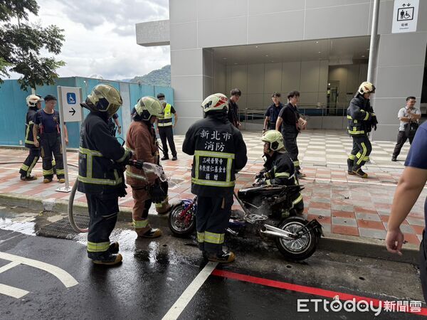 ▲▼印尼籍移工騎微型電動車突然冒煙，將車丟在捷運站出口前隨後起火。（圖／記者陸運陞攝）