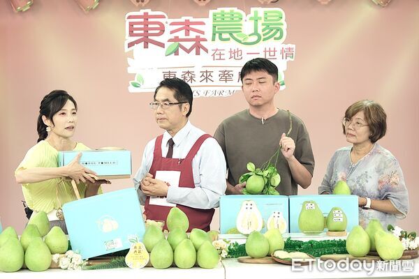 ▲▼ 黃偉哲上東森農場賣麻豆文旦        。（圖／記者徐文彬攝）