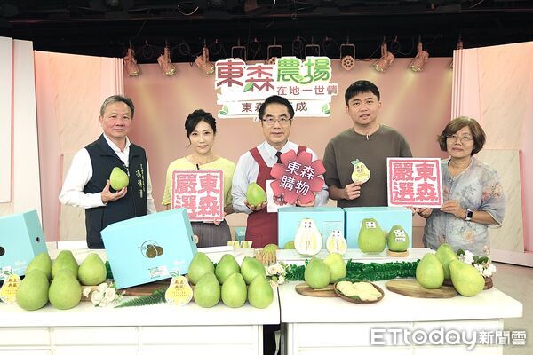 ▲▼ 黃偉哲上東森農場賣麻豆文旦        。（圖／記者徐文彬攝）