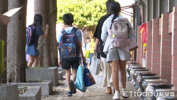 ▲▼業配,桃園,張碩芳議員,龍山國小通學廊道,校園周邊通行環境。（圖／記者姜國輝攝）
