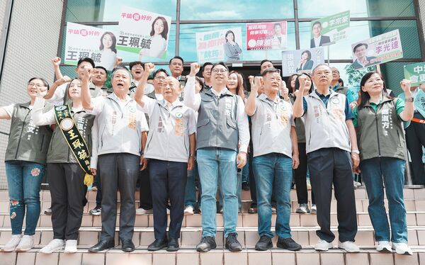 ▲民進黨提名桃園市參選人黃世杰今天上午在市選委會登記參選前與競選團隊、市議員高呼「讓桃園重新動起來」。（圖／黃世杰競選總部提供）