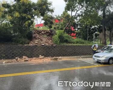 金門廢棄碉堡崩塌畫面曝!環島南路滿地落石...養工所緊急清理