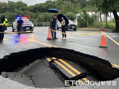 大到像AI!高雄驚現「7x5m巨型天坑」原因曝 市府緊急灌漿回填