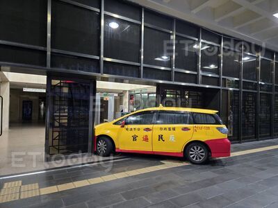獨/男子今晨開車撞北檢! 車身印「司法不公、官逼民反」