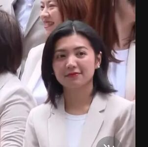 文山鍾楚紅！　美女參選人「陪沈伯洋登記」意外搶鏡