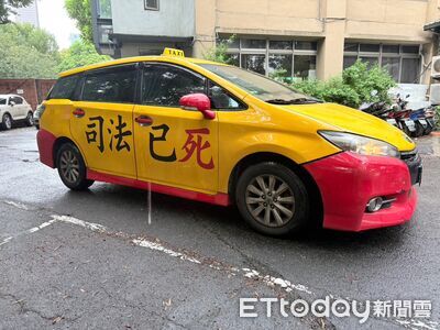 運將開小黃「猛撞北檢畫面」曝光! 猛踩油門大迴轉直衝門口