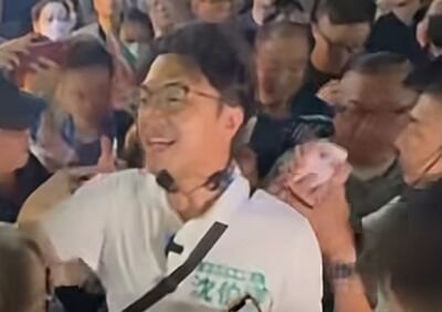 男子假裝合照喊「台北伯起」鬧場 沈伯洋尬笑大氣回:多謝