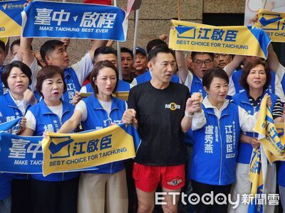 海龍蛙兵來了！江啟臣「紅短褲」奔選委會登記　盧秀燕授市徽交棒
