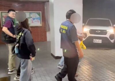 與店家有糾紛　台中2男到苗栗丟汽油彈、砸銀樓展示窗被逮