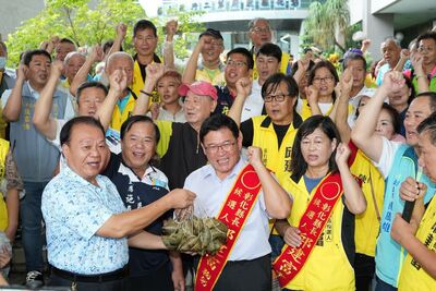 邱建富登記參選縣長！肩站2鸚鵡酸爆對手　「只會抄我政見」