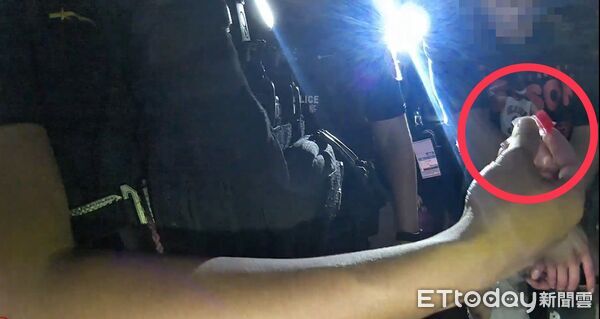 ▲▼衝突拉扯中王男衣服被拉掉，警方火速到場，警方在機車下方發現涉案菜刀，警方在謝男身上查獲依托咪酯煙油             。（圖／記者陳以昇翻攝）