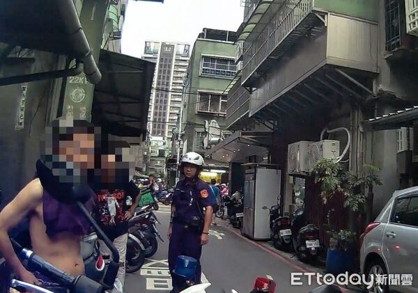 ▲▼衝突拉扯中王男衣服被拉掉，警方火速到場，警方在機車下方發現涉案菜刀，警方在謝男身上查獲依托咪酯煙油             。（圖／記者陳以昇翻攝）