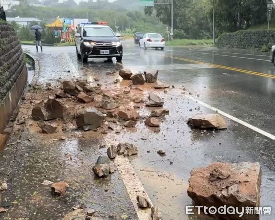 ▲▼ 金門夏興一座廢棄碉堡疑因長期老舊、連日雨勢造成含水量過高，發生部分崩塌，多塊巨石滾落至路面。（圖／民眾提供）