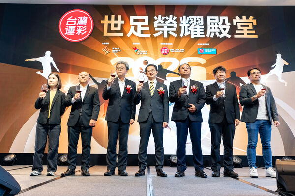 ▲台灣運彩舉辦2026世界盃績優經銷商表揚大會，台灣運彩林博泰總經理（中）、威剛科技林天瓊副總（左3）、台灣運彩蔡明哲首席顧問（右3），感謝經銷商付出。（圖／台灣運彩提供）