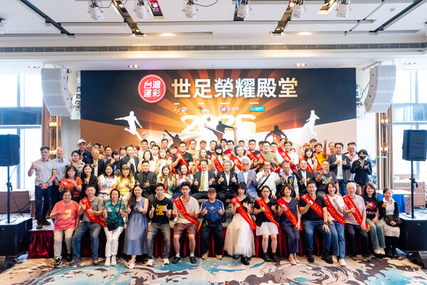 ▲2026世界盃績優經銷商表揚大會圓滿成功，台灣運彩林博泰總經理、威剛科技林天瓊副總感謝所有經銷商，與得獎者大合照。（圖／台灣運彩提供）