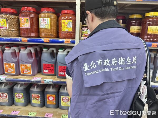 北市衛生局預防性下架「金葫蘆特級胡麻油3L」，已要求不分批號全面預防性下架，共下架112瓶。（圖／北市衛生局提供）
