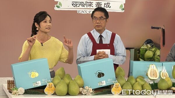 ▲台南市長黃偉哲第24度透過「東森農場」電視直播，行銷正宗麻豆文旦。（記者林東良翻攝，下同）