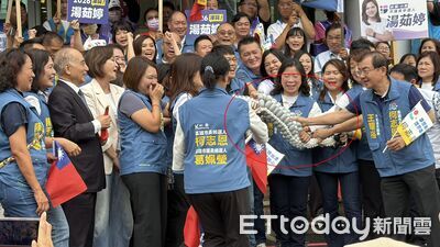 獨／昔韓國瑜獲贈劍！今柯志恩收汽球棒　神秘鐵粉熬夜打造寓意曝