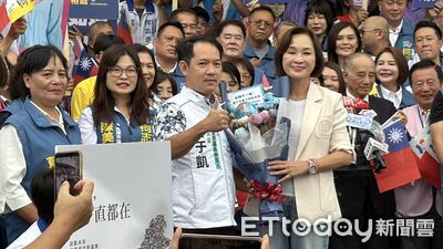 高雄藍白合！林于凱現身陪柯志恩登記　「不能只有煙火和半導體」