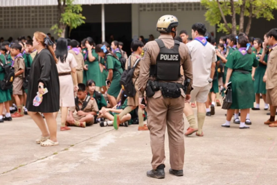 泰國15歲少年校園連開8槍!警衝入逮捕 幸無人傷亡