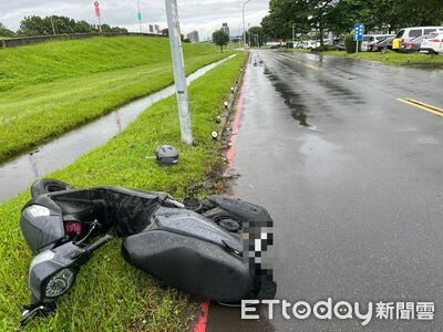 新莊騎士直行遇轉彎車…天雨急煞摔進草叢　全身多處挫傷送醫
