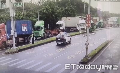 大車撞擊畫面曝！2聯結車擦撞　一車衝分隔島「撞斷燈桿」