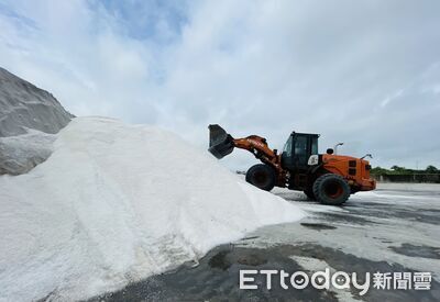 布袋鹽山縮水危機解除!台鹽進場補庫 重現「雪白巨峰」