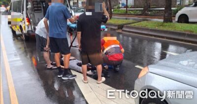 北市婦撐傘小跑步過馬路 下秒遭左轉賓士撞倒!驚險畫面曝