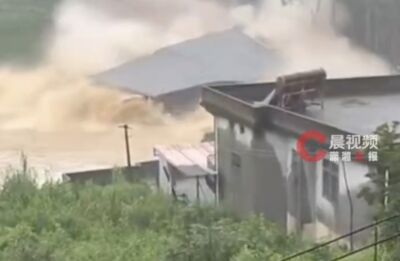 福建仙游暴雨釀山洪 民眾直擊三層樓民房被沖垮