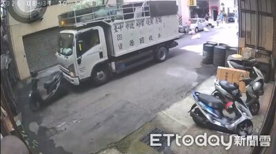 一路衝巷尾!台中無人回收車撞毀機車 駕駛:有拉手煞車啊