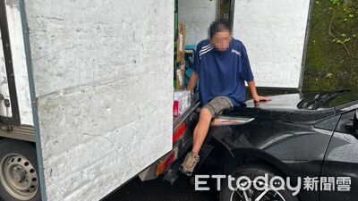 忘拉手剎車貨車斜坡倒退嚕　司機整理貨物「慘被夾腿」畫面曝