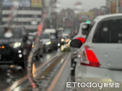 白天下雨開車燈仍被罰 雨天沒做「這動作」收罰單超傻眼