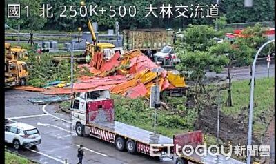 國1大林交流道車禍!聯結車失控衝出邊坡 溪口方向封閉拖吊中