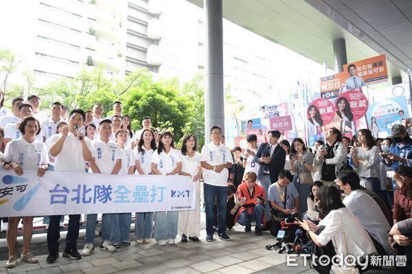 ▲▼ 蔣萬安及市議員候選人聯合登記   。（圖／記者徐文彬攝）
