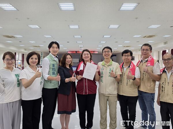 ▲沈夙崢（中）今登記參選南投市長。（圖／沈夙崢競選團隊提供，下同）