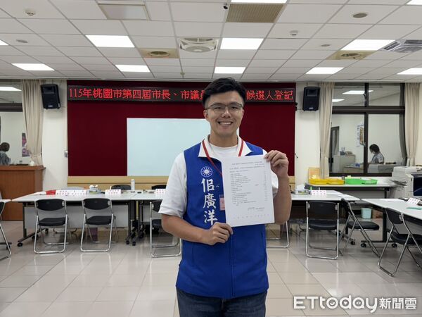 ▲▼             國民黨立委萬美玲之子佀廣洋，3日下午登記參選桃園市議員。（圖／記者沈繼昌翻攝）