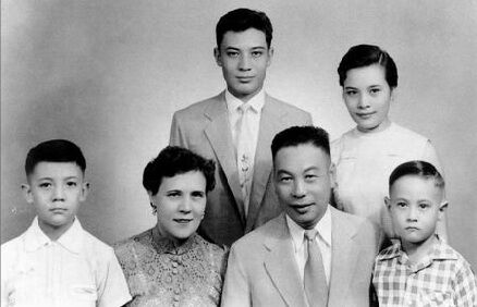 ▲▼蔣方良;1950年蔣家全家福,前排左二為蔣方良。(圖/維基百科)照片已屬於公有領域。
