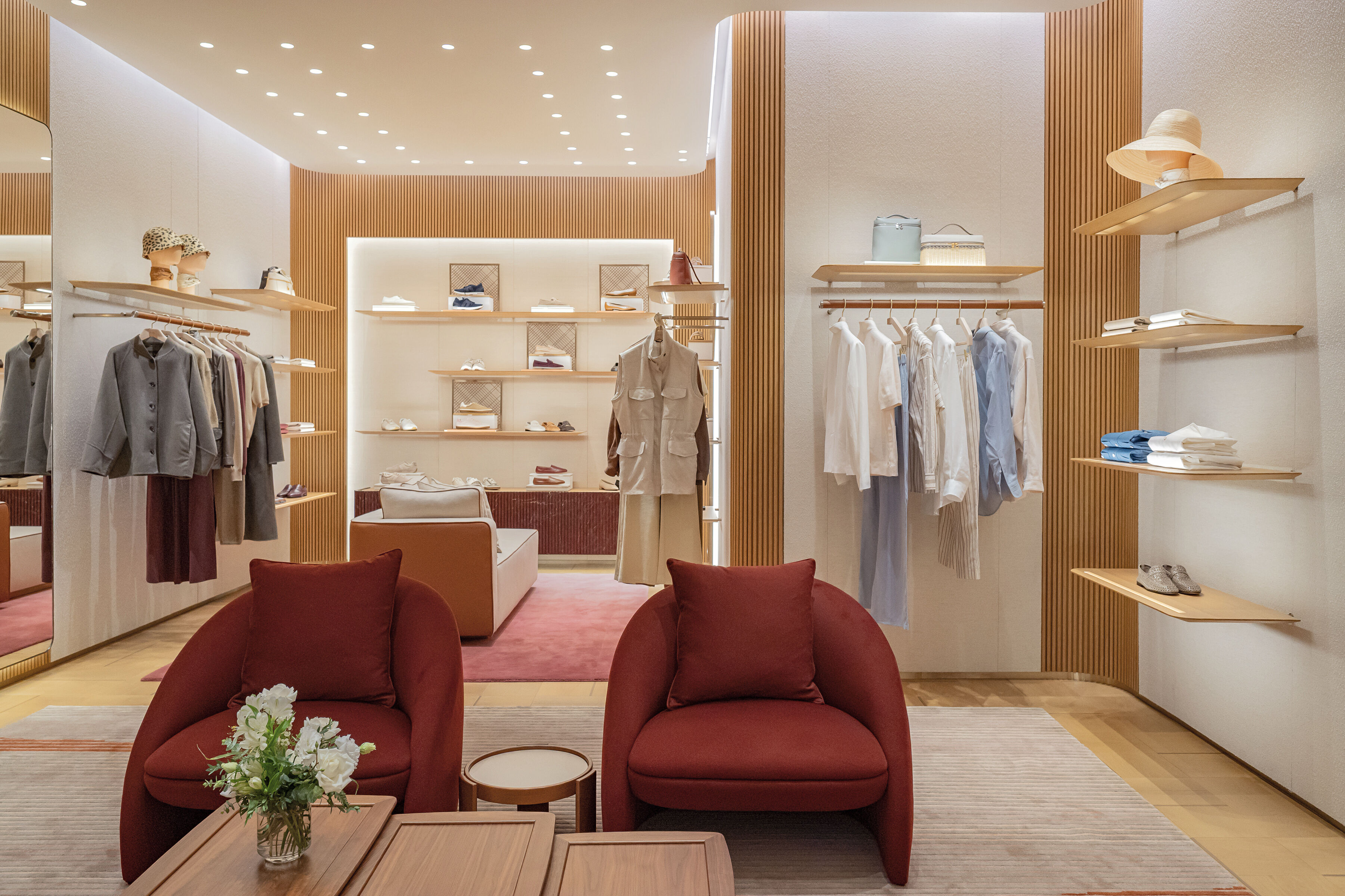 ▲▼Loro Piana新店像走進高級私人宅邸!秋冬羊絨美翻 L29包一次解鎖3種背法。(圖/品牌提供)