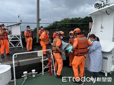 小琉球女急性肺炎高燒不退 海巡艇破3公尺巨浪救援