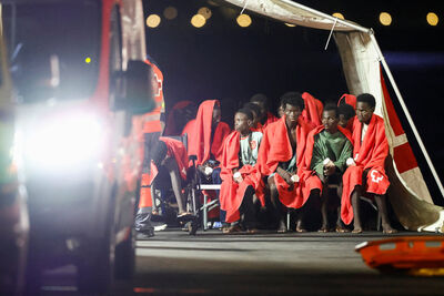 獨木舟海上漂流26天！　128人移民船「至少80人死亡」