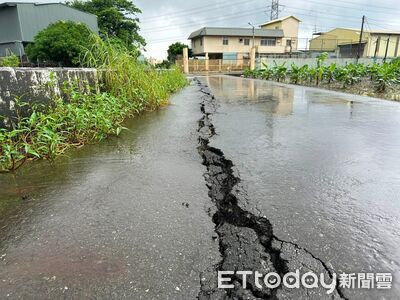 大雨狂炸高雄！大寮道路驚見「百米大龜裂」　市府急查原因