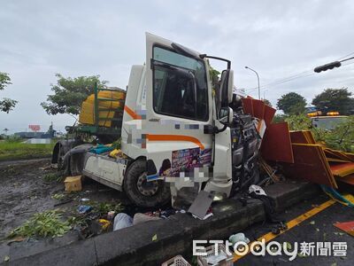聯結車下交流道衝出國道 「輾平槽化島」倒一片現場曝光