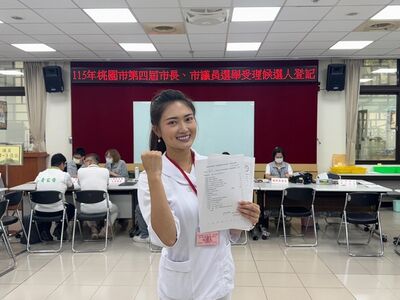 九三軍人節登記參選 謝美英穿迷彩向國軍致敬