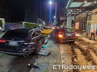 快訊/酒駕賓士撞爛路邊賓士「享溫馨」前一片土 超慘畫面曝